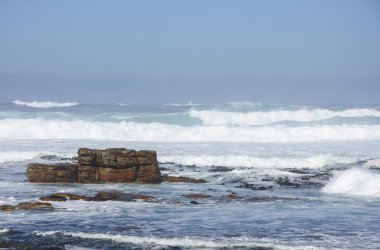 Deniz manzara mavi gökyüzü arka plan ile