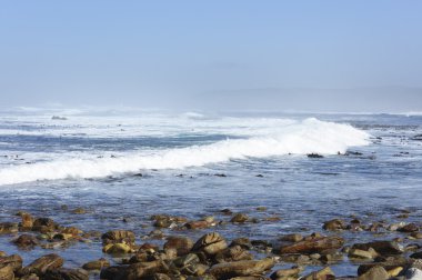 Deniz manzara mavi gökyüzü arka plan ile