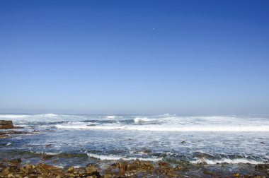 Deniz manzara mavi gökyüzü arka plan ile