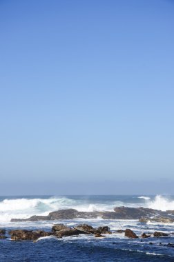 Deniz manzara mavi gökyüzü arka plan ile