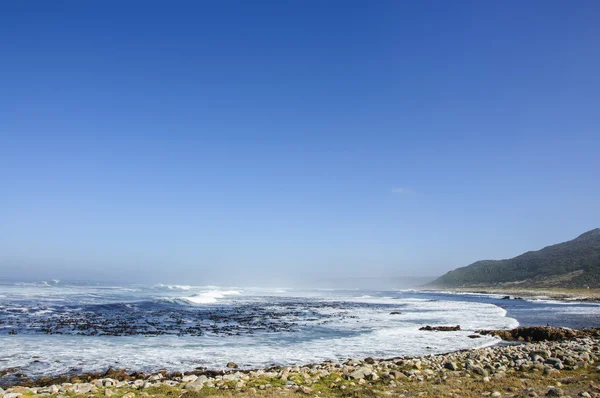 青い空を背景に海辺の景色 — ストック写真