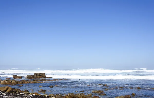 Paisajes costeros con fondo azul del cielo — Foto de Stock