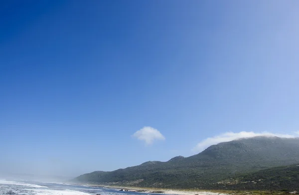 Seaside scenery with blue sky background — Stock Photo, Image