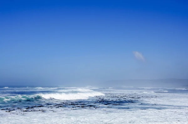 青い空を背景に海辺の景色 — ストック写真