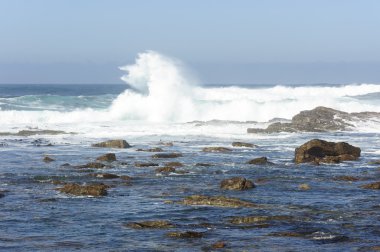 Deniz manzara mavi gökyüzü arka plan ile