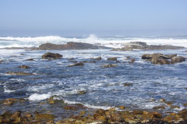 Deniz manzara mavi gökyüzü arka plan ile