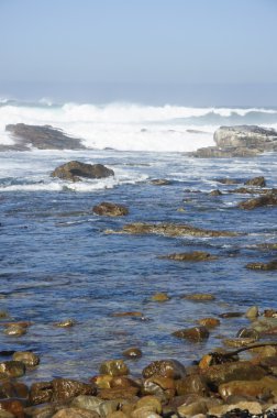 Deniz manzara mavi gökyüzü arka plan ile