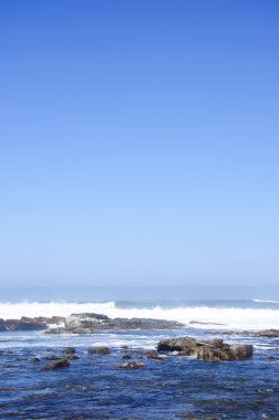 Deniz manzara mavi gökyüzü arka plan ile