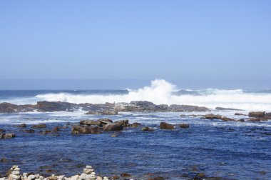 Deniz manzara mavi gökyüzü arka plan ile