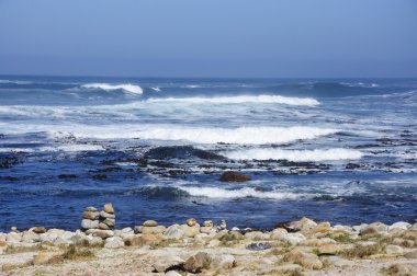 Deniz manzara mavi gökyüzü arka plan ile