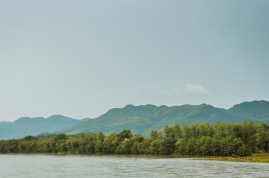 Dağlar ve Li nehir sahne 