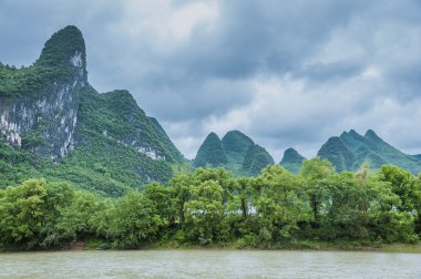Dağlar ve Li nehir sahne 