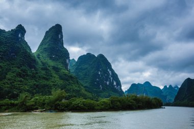 Dağlar ve Li nehir sahne 