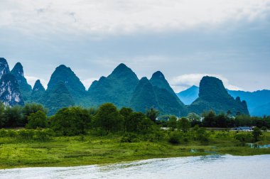 Dağlar ve Li nehir sahne 