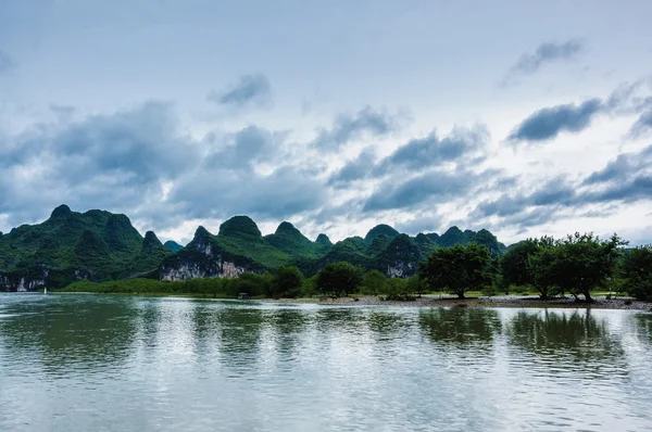 山と李の川風景 — ストック写真