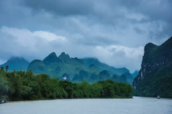 Landschap van bergen en Li rivier — Stockfoto