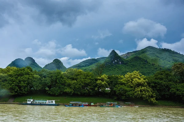Mountains and Li river scenery — Stock Photo, Image