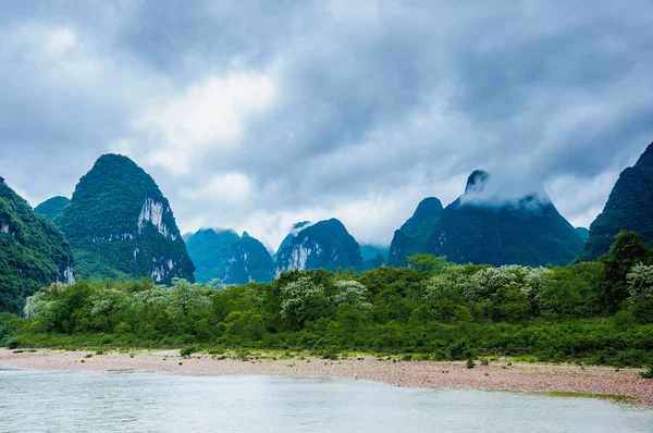 Berg och Li floden landskap — Stockfoto