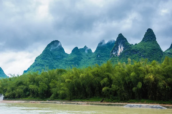 Berg och Li floden landskap — Stockfoto