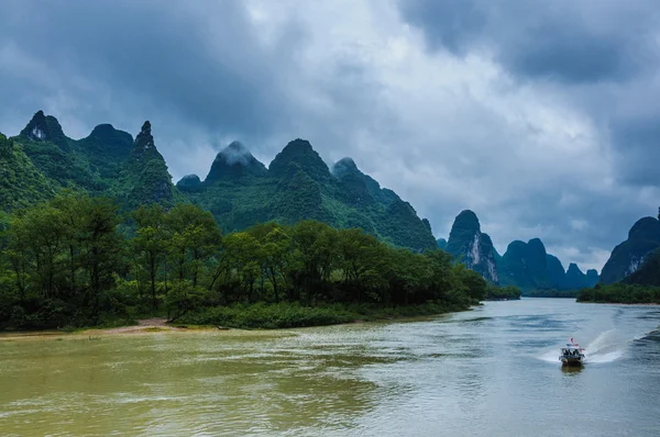 Landschap van bergen en Li rivier — Stockfoto