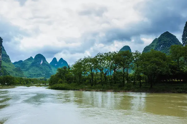 Montagne e paesaggi fluviali Li — Foto Stock