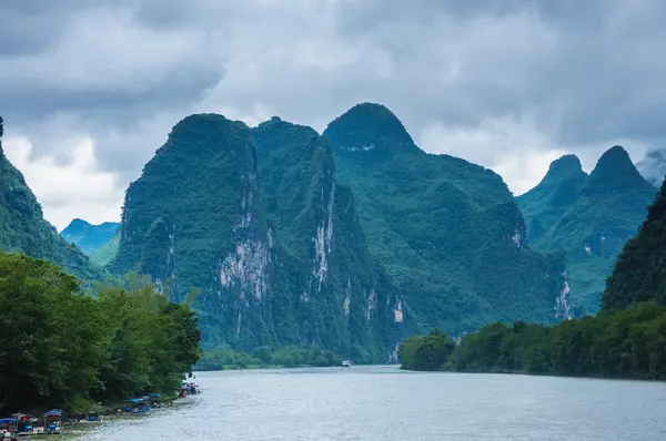 Berg och Li floden landskap — Stockfoto