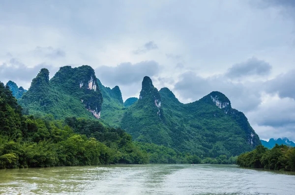 Berg och Li floden landskap — Stockfoto