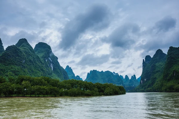 Montañas y paisajes del río Li — Foto de Stock