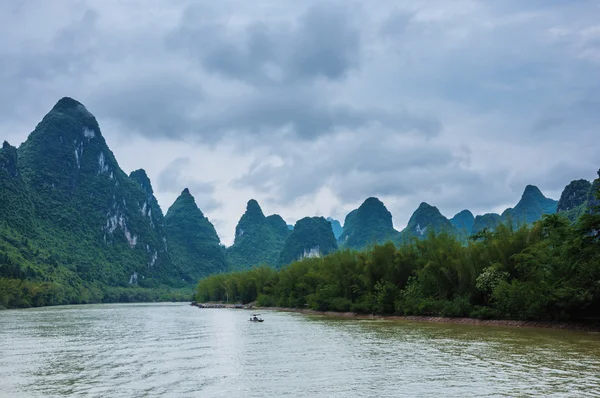 山と李の川風景 — ストック写真