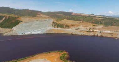 Nikel madeni şeklinde koyu kırmızı bir su. Açık bir çukurda madencilik. Mindanao, Filipinler.