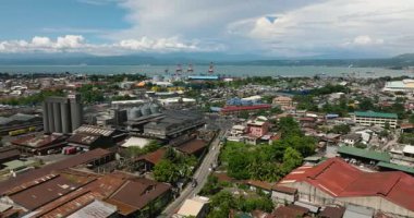 Cagayan de Oro 'daki köyler ve ticari binalar. Mavi gökyüzü ve bulutlar. Mindanao, Filipinler.