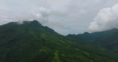 Tropikal dağ sıralarının ve yağmur ormanlarıyla kaplı dağ yamaçlarının havadan görünüşü. Camiguin Adası. Filipinler.
