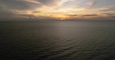 Camiguin Adası 'nda gün batımının olduğu güzel bulutlu bir manzara. Filipinler.