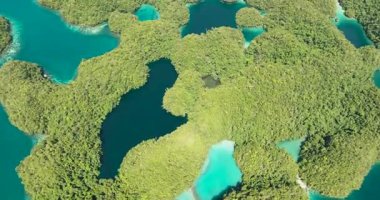 Sohoton Koyu 'nda göl kenarlı güzel plajlar. Bucas Grande Adası. Mindanao, Filipinler. Seyahat ve yaz konsepti.