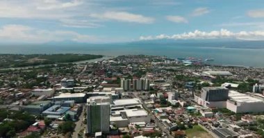 Cagayan de Oro: Misamis Oriental 'in kıyı şeridinde modern şehir. Mindanao, Filipinler.