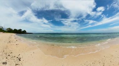 Romblon, Filipinler 'deki Carabao Adası' nda kumlu plajlara köpüklü okyanus dalgaları düşüyor..