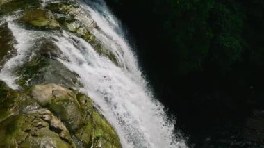 Bislig, Surigao del Sur 'da temiz suyu olan Tinuy-an Şelalesi. Filipinler. Yavaş çekim.