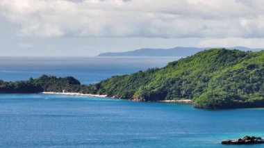 Tropikal Ada 'daki beyaz kumsal. Mavi gökyüzü ve bulutlar. Filipinler.