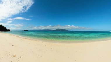 Beyaz kumların üzerine dalgaların düştüğü Cobrador Adası. Romblon, Filipinler.
