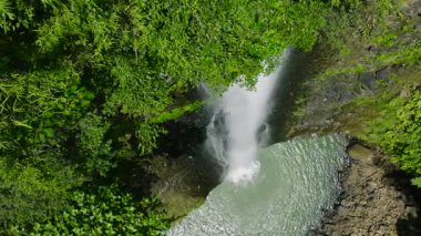 Yavaş çekimde Alalum Şelaleleri. Bukidnon, Filipinler.