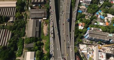 Otoyol kavşağı gün ışığında konut binaları ve yeşilliklerle çevrili. Bangkok, Tayland.
