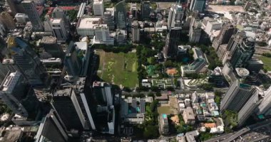 Şehrin işlek yollarının yanında modern binalar ve yeşil bantların havadan görünüşü de mevcut. Bangkok, Tayland.