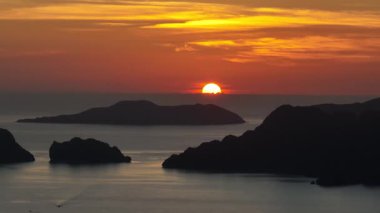 Adaların ve denizin üzerindeki günbatımının manzarası. El Nido, Palawan, Filipinler.
