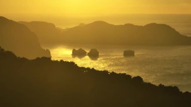 Tropikal adalar ve Islets gün batımının yansımasıyla denizle çevrili. Palawan 'da. Filipinler.