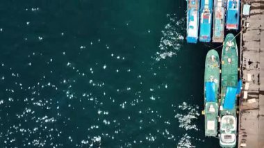 Turkuaz okyanus suyu ve balıkçı teknesi General Santos Limanı Kompleksi 'nde. Filipinler.