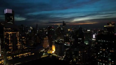 Konut alanlarının Bangkok parıltısı ticari bölgelerin parlak ışıklarıyla çelişiyor. Bangkok, Tayland.