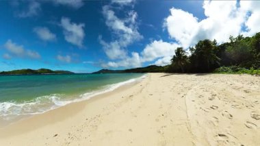 Bon Bon Beach 'te turkuaz su reklamı dalgaları. Romblon, Filipinler.