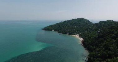 Hava manzarası, yemyeşil tepeler, turkuaz su ve açık gökyüzü olan bir kıyı şeridi gösteriyor. Maenam Sahili. Ko Samui, Tayland.