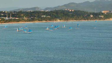 Turkuaz suda yüzen teknelerin üst görüntüsü. Boracay, Filipinler.