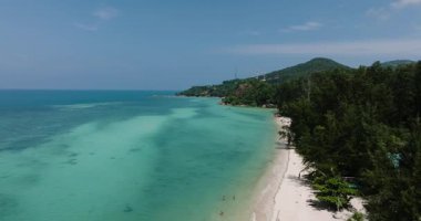 Temiz turkuaz suyu ve kıyı şeridi boyunca yemyeşil ağaçları olan sahili. Ko Pha Ngan, Tayland.